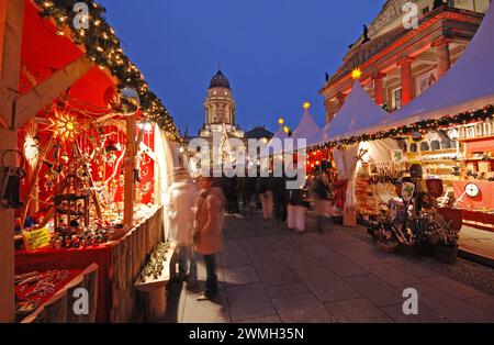 19.12.2007 Weihnachtsmarkt Deutschland/ Berlin Mitte/ Gendarmenmarkt/ Weihnachtsmarkt/ Verkaufsstände/ Kunsthandwerk/ viele Besucher/ rechts Schauspielhaus/ hinten Deutscher Dom/ ***Nutzung nur redaktionell***/ *** 19 12 2007 mercato di Natale Germania Berlin Mitte Gendarmenmarkt mercato di Natale stand di Natale solo per i visitatori del teatro di Natale e per le opere d'artigianato tedesco Foto Stock