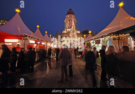 19.12.2007 Weihnachtsmarkt Deutschland/ Berlin Mitte/ Gendarmenmarkt/ Weihnachtsmarkt/ Verkaufsstände/ Kunsthandwerk/ viele Besucher/ hinten der Deutscher Dom/ ***Nutzung nur redaktionell***/ *** 19 12 2007 mercato di Natale Germania Berlin Mitte Gendarmenmarkt bancarelle di Natale arte e artigianato molti visitatori dietro la cattedrale tedesca per uso editoriale Foto Stock