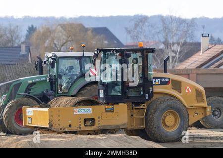 Nancy, Francia - Focus su un rullo a tamburo singolo giallo CAT CS76B per lavori di terra in cantiere. Foto Stock