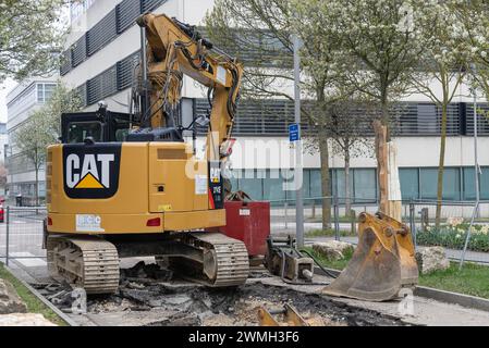 Nancy, Francia - escavatore cingolato compatto giallo CAT 314E L CR in cantiere per lavori sulla rete di teleriscaldamento. Foto Stock