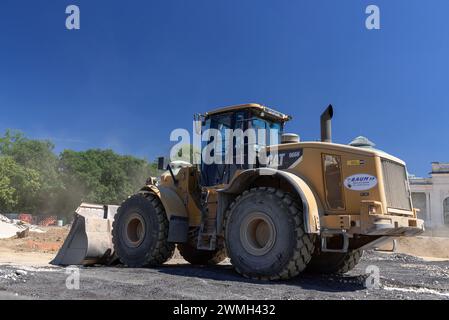 Nancy, Francia - Focus su una pala gommata gialla CAT 966H per lavori di terra in cantiere. Foto Stock