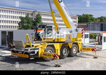 Nancy, Francia - Focus su una gru compatta gialla e bianca Liebherr LTC 1045-3.1 in un cantiere edile. Foto Stock