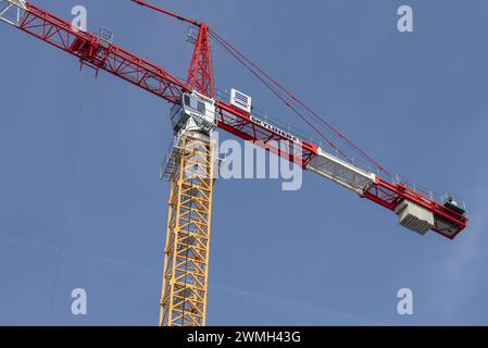 Lussemburgo, Lussemburgo - Focus su una gru a torre rossa bianca e gialla Liebherr 280 EC-H 12 Litronic in un cantiere edile. Foto Stock