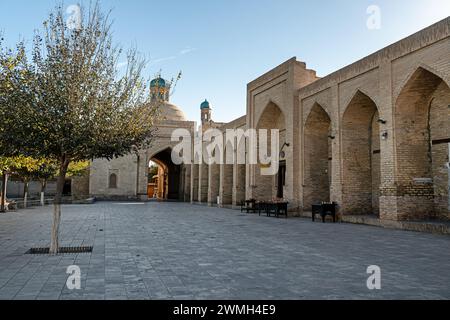 Strada nella città vecchia di Bukhara a Bukhara, Uzbekistan. La città vecchia di Bukhara è patrimonio dell'umanità dell'UNESCO. Foto Stock