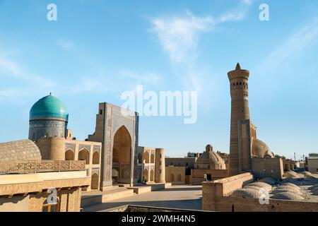 Splendida vista della Madrasa Mir-i-Arab, del minareto Kalan e della moschea Kalan a Bukhara, Uzbekistan. Il complesso po-i-Kalan è una popolare attrazione turistica Foto Stock