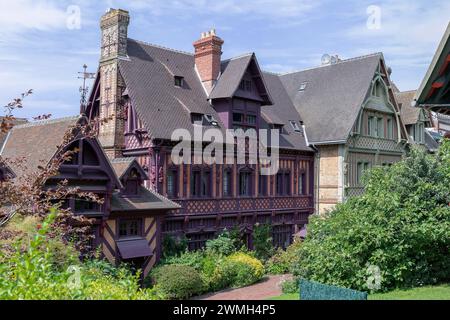 Trouville-sur-Mer, Francia - le Ville sul mare costruite tra il 1860 e il 1880 in stile eclettismo architettonico. Si affacciano su una spiaggia di sabbia. Foto Stock