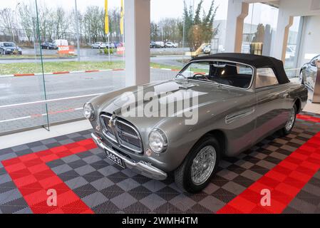 Lussemburgo, Lussemburgo - Focus su una Ferrari 212 Inter Vignale grigia 1951 in uno showroom. Foto Stock