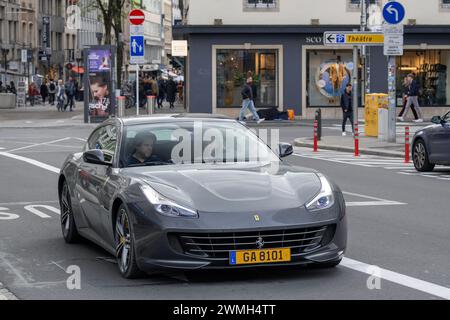 Lussemburgo, Lussemburgo - Focus su una Ferrari GTC4Lusso grigia che guida in strada. Foto Stock