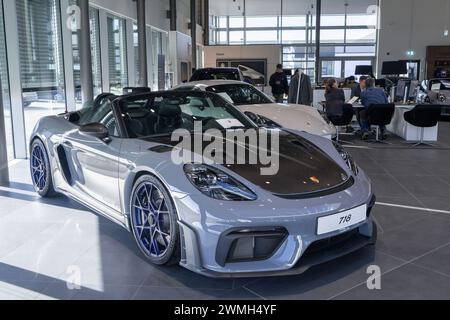 Città di Lussemburgo, Lussemburgo - Focus su una Porsche 718 Spyder RS Arctic Grey in uno showroom. Foto Stock