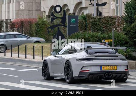 Lussemburgo, Lussemburgo - Focus su una Porsche 992 GT3 grigia che guida in una strada. Foto Stock