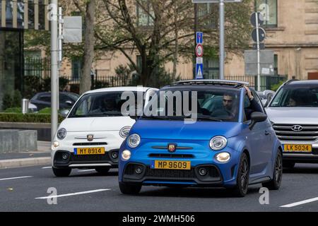 Lussemburgo, Lussemburgo - Focus su due Abarth 595, uno rosso e uno blu, guidando in una strada. Foto Stock