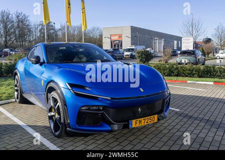 Lussemburgo, Lussemburgo - Focus su una Blu corsa Ferrari Purosangue parcheggiata in una strada. Foto Stock