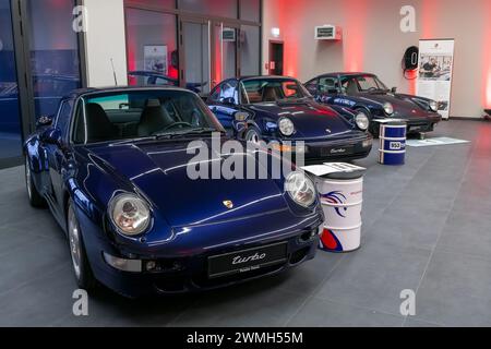 Lussemburgo, Lussemburgo - Focus su una Porsche 993 Turbo blu 1996 in uno showroom. Foto Stock