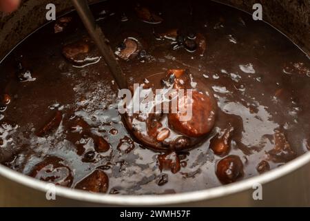 Un primo piano di feijoada brasiliana, cibo tradizionale con fagioli scuri e maiale Foto Stock