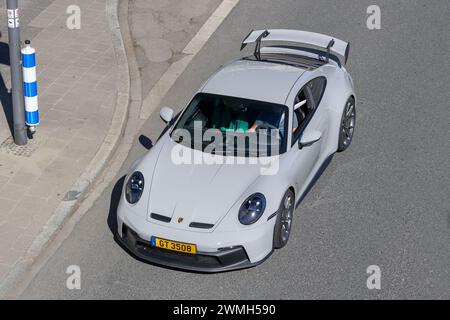 Remich, Lussemburgo : Focus su una Porsche 992 GT3 Crayon che guida in strada. Foto Stock