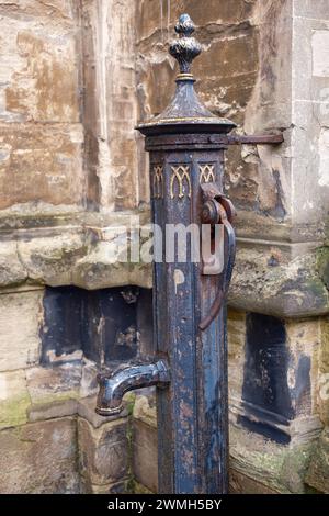 Pompa d'acqua vintage azionata a mano a St Mary's Passage vicino all'Università di Oxford, Oxfordshire, Inghilterra, Regno Unito. Foto Stock