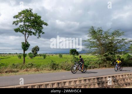 Tangeri, Tanzania, 24 ottobre 2023. Bambini in bicicletta sulla strada tra Tangeri e Ngorongoro Foto Stock