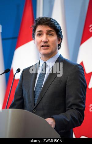 Varsavia, Polonia. 26 febbraio 2024. Il primo ministro canadese Justin Trudeau parla a una conferenza stampa con il primo ministro Donald Tusk a Varsavia. Il primo ministro canadese Justin Trudeau, dopo la sua visita a Kiev, è arrivato a Varsavia e ha incontrato Donald Tusk, il primo ministro polacco. I primi ministri hanno parlato di un forte sostegno e di come rafforzare l'Ucraina nella guerra, nelle questioni di sicurezza e negli scambi commerciali tra Polonia e Canada. Credito: SOPA Images Limited/Alamy Live News Foto Stock