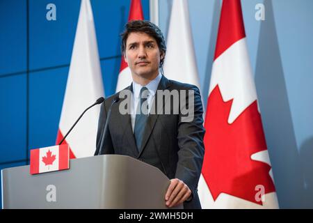 Varsavia, Polonia. 26 febbraio 2024. Il primo ministro canadese Justin Trudeau parla a una conferenza stampa con il primo ministro Donald Tusk a Varsavia. Il primo ministro canadese Justin Trudeau, dopo la sua visita a Kiev, è arrivato a Varsavia e ha incontrato Donald Tusk, il primo ministro polacco. I primi ministri hanno parlato di un forte sostegno e di come rafforzare l'Ucraina nella guerra, nelle questioni di sicurezza e negli scambi commerciali tra Polonia e Canada. Credito: SOPA Images Limited/Alamy Live News Foto Stock