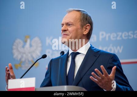 Varsavia, Polonia. 26 febbraio 2024. Il primo ministro polacco Donald Tusk parla a una conferenza stampa con il primo ministro Justin Trudeau a Varsavia. Il primo ministro canadese Justin Trudeau, dopo la sua visita a Kiev, è arrivato a Varsavia e ha incontrato Donald Tusk, il primo ministro polacco. I primi ministri hanno parlato di un forte sostegno e di come rafforzare l'Ucraina nella guerra, nelle questioni di sicurezza e negli scambi commerciali tra Polonia e Canada. Credito: SOPA Images Limited/Alamy Live News Foto Stock