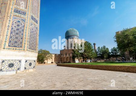 Vista del complesso della Moschea Bibi Khanum, Samarcanda, Uzbekistan Foto Stock