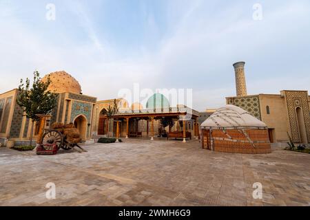 Strade vuote nella città Eterna di Samarcanda, Uzbekistan. L'architettura tradizionale della vecchia Asia centrale e del Medio Oriente. Foto Stock