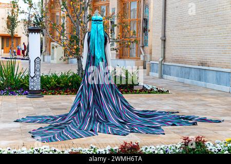 Una bella giovane ragazza uzbeka in abiti tradizionali nazionali. Samarcanda, Uzbekistan Foto Stock