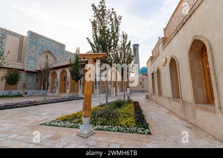 Strade vuote nella città Eterna di Samarcanda, Uzbekistan. L'architettura tradizionale della vecchia Asia centrale e del Medio Oriente. Foto Stock