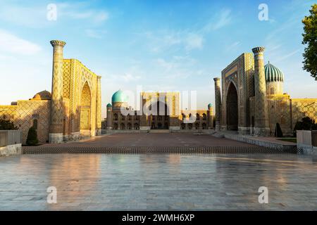 Storica piazza del Registan con tre madrasa: Ulugh Beg, Tilya-Kori, Sher-Dor, Samarkend, Uzbekistan Foto Stock