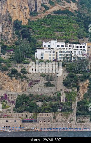 Amalfi, Italia - 28 giugno 2014: White Building Borgo Santandrea Hotel sulla scogliera di Conca dei Marini Amalfi Travel. Foto Stock