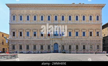 Roma, Italia - 29 giugno 2014: Palazzo dell'Ambasciata di Francia Farnese, giorno estivo della capitale. Foto Stock