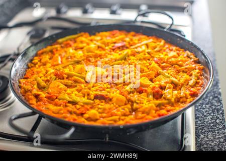 Una paella tradizionale spagnola colorata cucinata e servita. Foto Stock