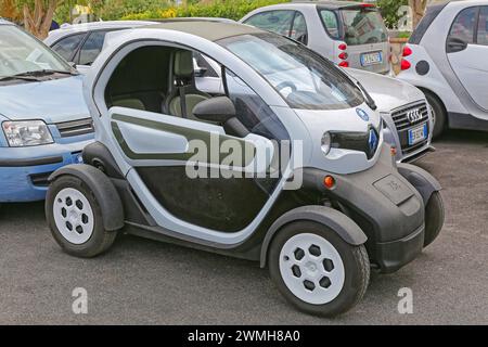 Capri, Italia - 26 giugno 2014: Piccola auto elettrica ultra compatta Renault Twizy al parcheggio dell'isola. Foto Stock