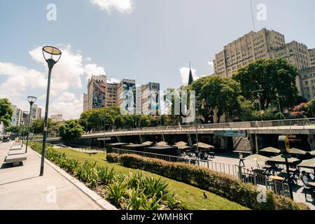 Buenos Aires, Argentina - 17 settembre 2023 facciata murale dipinta dell'ospedale De Clinicas Jose De San Martin. Foto di alta qualità Foto Stock