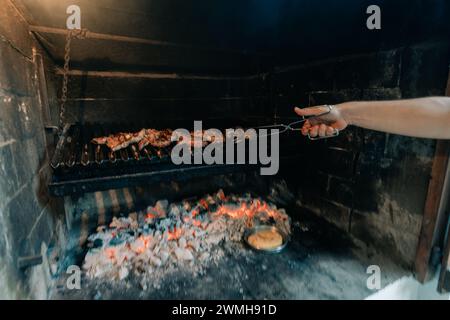 Tipico barbecue argentino o asado. mano Foto Stock