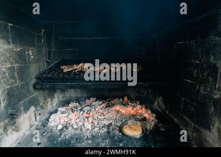 Tipico barbecue argentino o asado. Foto Stock