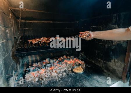 Tipico barbecue argentino o asado. mano Foto Stock