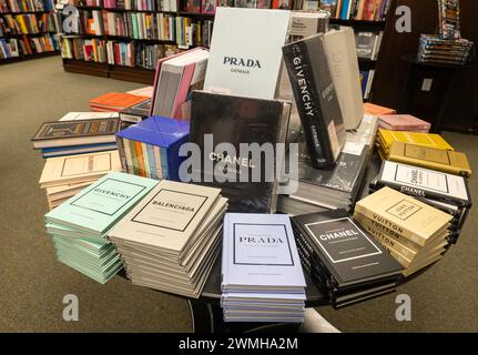Barnes & Noble Booksellers sulla Fifth Avenue a New York City ha un'ampia selezione di libri e riviste, USA 2024 Foto Stock