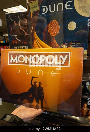 Barnes & Noble Booksellers sulla Fifth Avenue a New York City offre un'ampia selezione di giochi, USA 2024 Foto Stock