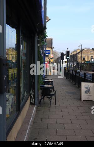 I tavoli e le sedie del caffè erano fiancheggiati sul marciapiede Foto Stock