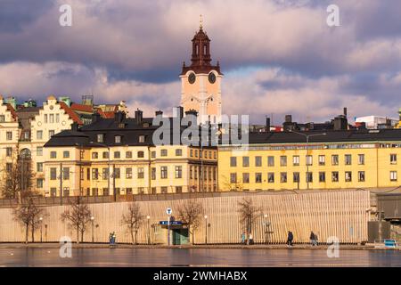 Metro, stazione della metropolitana sul lungomare della città vecchia di Stoccolma, vicino a riddarholmen. Chiesa tedesca sullo sfondo. Ghiaccio sul lago, gente che cammina Foto Stock