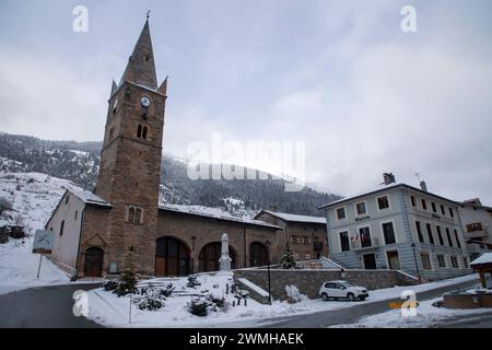 Un campanile, il monumento ai soldati caduti della prima guerra mondiale e il municipio di Lanslebourg, una piccola e pittoresca cittadina delle Alpi francesi Foto Stock