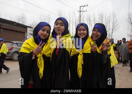 Budgam, Jammu e Kashmir, India. 26 febbraio 2024. Le ragazze musulmane sciite del Kashmir partecipano al raduno di Shaabaniya, segnando la nascita dell'Imam al-Mahdi a Budgam. L'evento si svolge il 15 di SHa'aban nel mondo, l'ottavo mese del calendario islamico, per commemorare la nascita dell'imam sciita finale, Muhammad al-Mahdi, chi si crede, secondo i musulmani sciiti, di emergere prima della fine dei tempi per portare pace e giustizia al mondo. Crediti: ZUMA Press, Inc./Alamy Live News Foto Stock