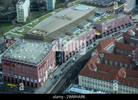 Berlino, Germania. 23 febbraio 2024. Vista del centro commerciale Alexa nella parte orientale della capitale, ricavata dalla torre della televisione durante una conferenza stampa per presentare il bilancio turistico dell'Ufficio statistico Berlino-Brandeburgo. Crediti: Monika Skolimowska/dpa/Alamy Live News Foto Stock