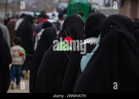 Budgam, Jammu e Kashmir, India. 26 febbraio 2024. Le ragazze sciite tengono le rose durante la manifestazione di Shaabaniya, segnando la nascita dell'Imam al-Mahdi a Budgam. L'evento si svolge il 15 di SHa'aban nel mondo, l'ottavo mese del calendario islamico, per commemorare la nascita dell'imam sciita finale, Muhammad al-Mahdi, chi si crede, secondo i musulmani sciiti, di emergere prima della fine dei tempi per portare pace e giustizia al mondo. Crediti: ZUMA Press, Inc./Alamy Live News Foto Stock