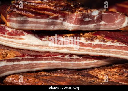 Pancetta esposta e carne secca prodotti domestici presentati per la vendita sul mercato agricolo del villaggio di Kacarevo, pancetta da gastronomia e prodotti a base di carne secca Foto Stock