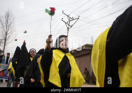 Budgam, Jammu e Kashmir, India. 26 febbraio 2024. Le ragazze sciite kashmiri tengono le rose durante la manifestazione di Shaabaniya, segnando la nascita dell'Imam al-Mahdi a Budgam. L'evento si svolge il 15 di SHa'aban nel mondo, l'ottavo mese del calendario islamico, per commemorare la nascita dell'imam sciita finale, Muhammad al-Mahdi, chi si crede, secondo i musulmani sciiti, di emergere prima della fine dei tempi per portare pace e giustizia al mondo. Crediti: ZUMA Press, Inc./Alamy Live News Foto Stock