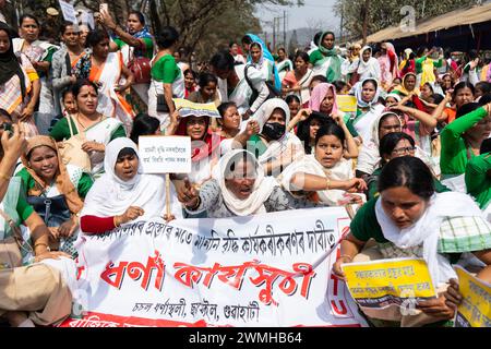 Migliaia di lavoratori dell'Anganwadi levano slogan mentre organizzano una protesta chiedendo un aumento dei loro salari, il 26 febbraio 2024 a Guwahati, Assam, India. Crediti: David Talukdar/Alamy Live News Foto Stock