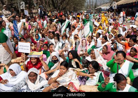 Migliaia di lavoratori dell'Anganwadi levano slogan mentre organizzano una protesta chiedendo un aumento dei loro salari, il 26 febbraio 2024 a Guwahati, Assam, India. Crediti: David Talukdar/Alamy Live News Foto Stock