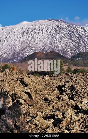 Un piccolo vecchio vulcano (Monte mezza Luna) di un'eruzione laterale sotto il innevato Etna nel Parco dell'Etna, Sicilia, Italia Foto Stock